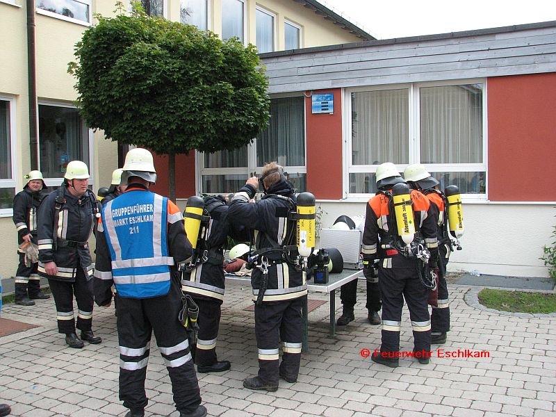 Schuluebung-Ausruesten-mit-Atemschutz