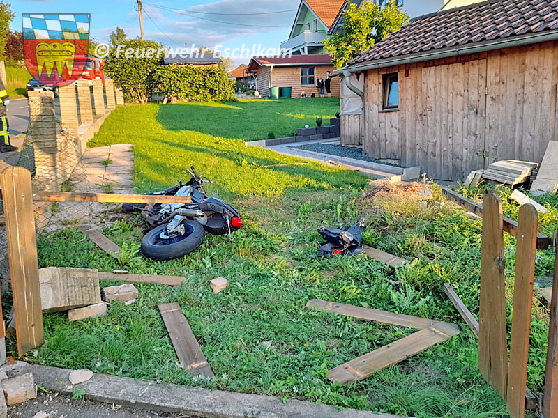 Motorrad-durchbricht-Gartenzaun