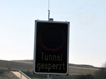 Schilder und auch Schranken verhindern eine Einfahrt in den Tunnel.