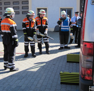 Vornahme von Rettungsspreizer und Rettungsschere